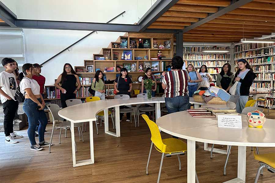 Estudiantes Apoyan La Transformación De Bibliotecas Públicas En ...